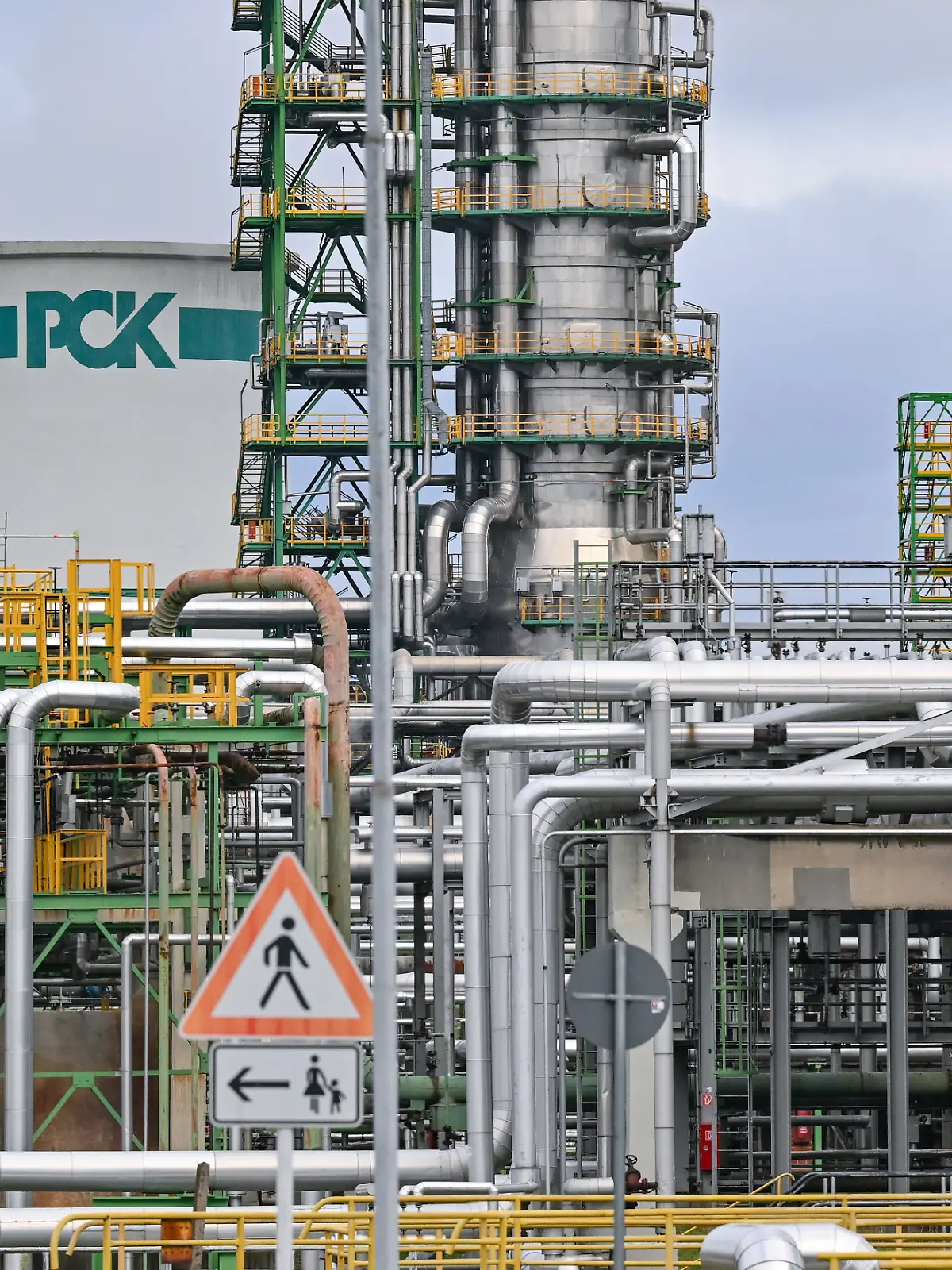 ARCHIV - 15.11.2023, Brandenburg, Schwedt/Oder: Verschiedene Anlagen der Rohölverarbeitung auf dem Gelände der PCK-Raffinerie GmbH. Die Raffinerie in Schwedt in der Uckermark im Nordosten von Brandenburg versorgt große Teile des Nordostens Deutschlands mit Treibstoff. Sie gehört mehrheitlich zwei Töchtern des russischen Staatskonzerns Rosneft.