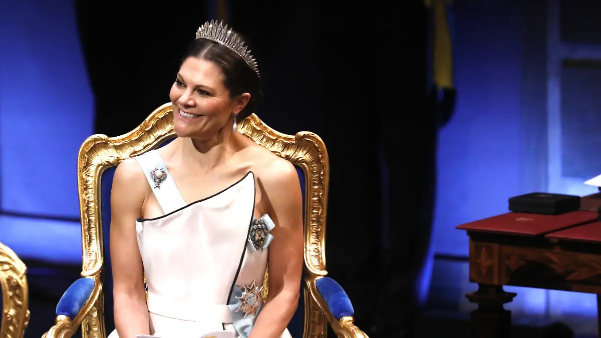 Modischer Regelbruch mit Herz: Kronprinzessin Victoria überraschte bei der Nobelpreisverleihung mit einem Kleid, das eigentlich die strenge royale Etikette bricht.