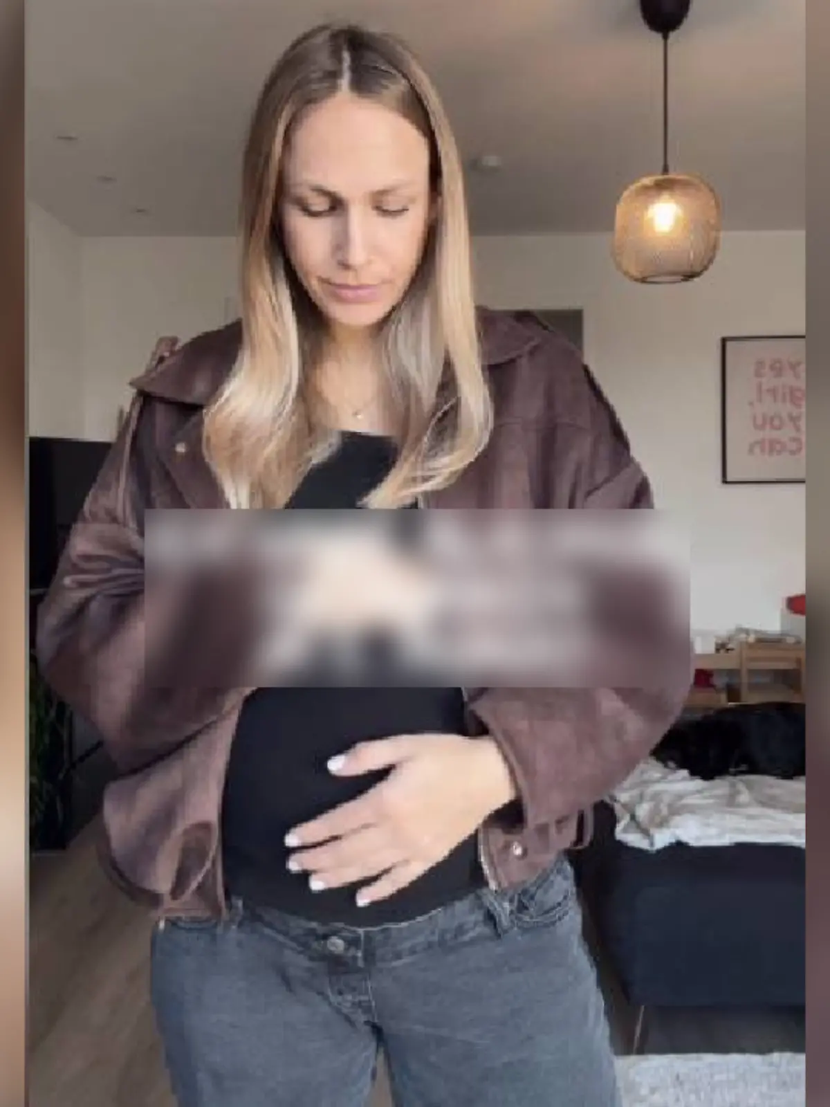 Bild zu: "Schwangere Influencerin bekommt trotz Nachfrage Alkohol serviert – jetzt warnt sie werdende Mütter!"