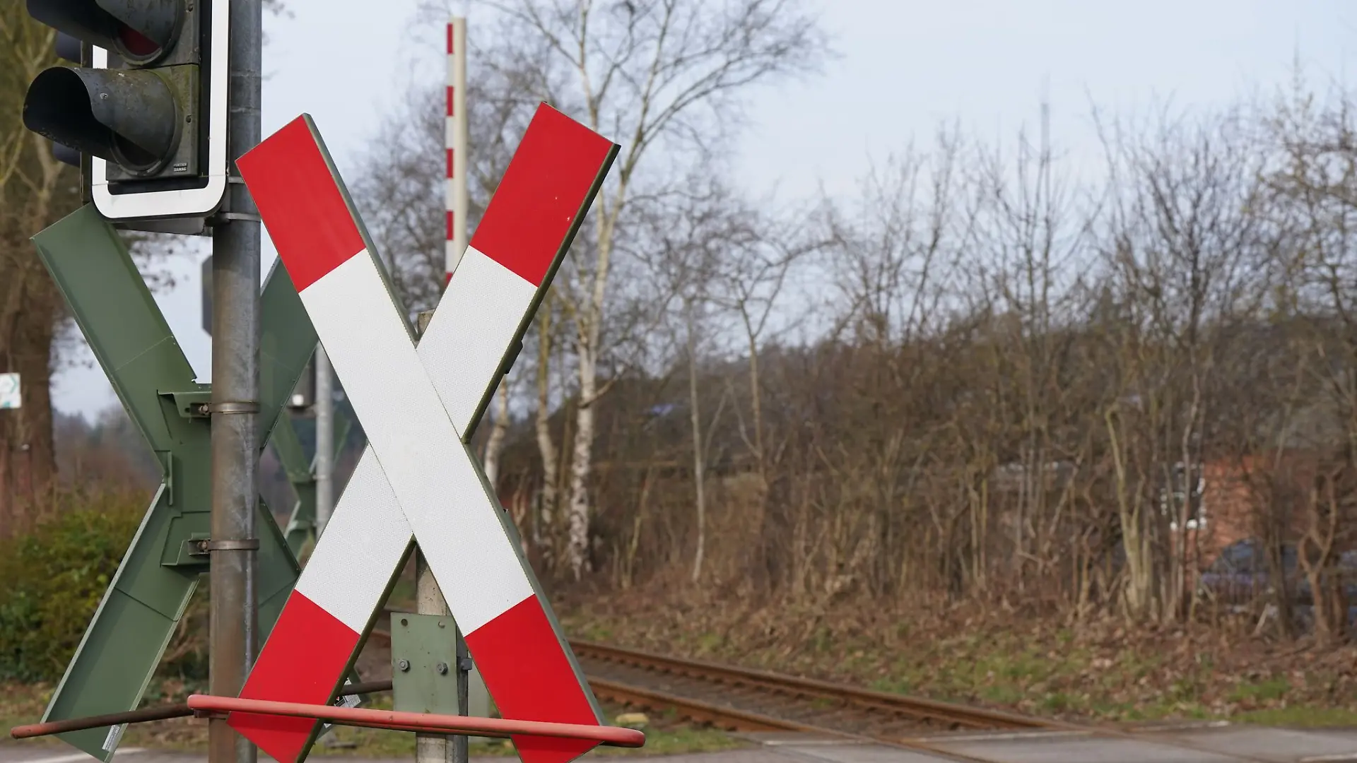 Laut Polizei blieben die etwa hundert Zugpassagiere unverletzt. (Symbolbild)