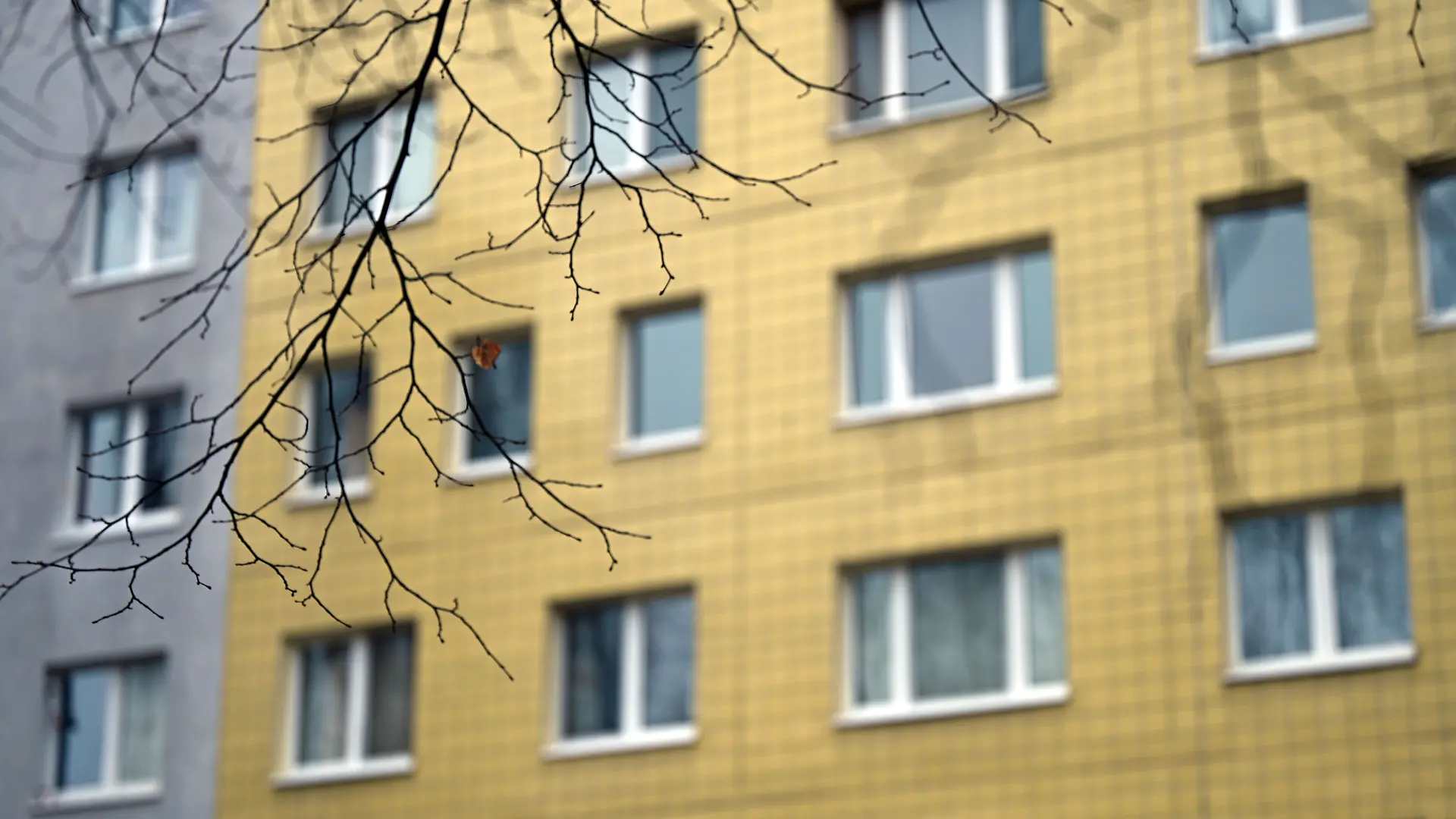 Kind stürzt aus Hochhaus