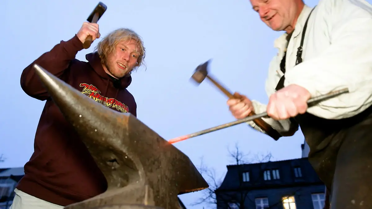 Mit Frédéric „Der Neandertaler" Vosgröne auf dem Mittelalter-Weihnachtsmarkt Auf den Spuren von Siegfried aus „Die Nibelungen"
