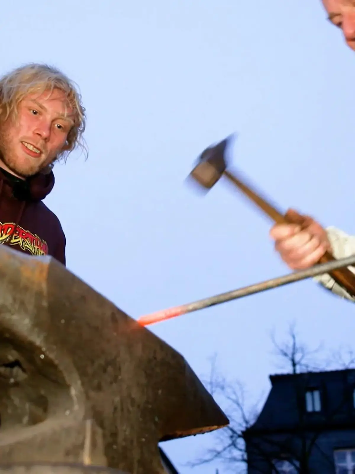 Bild zu: "Mit Frédéric „Der Neandertaler" Vosgröne auf dem Mittelalter-Weihnachtsmarkt"