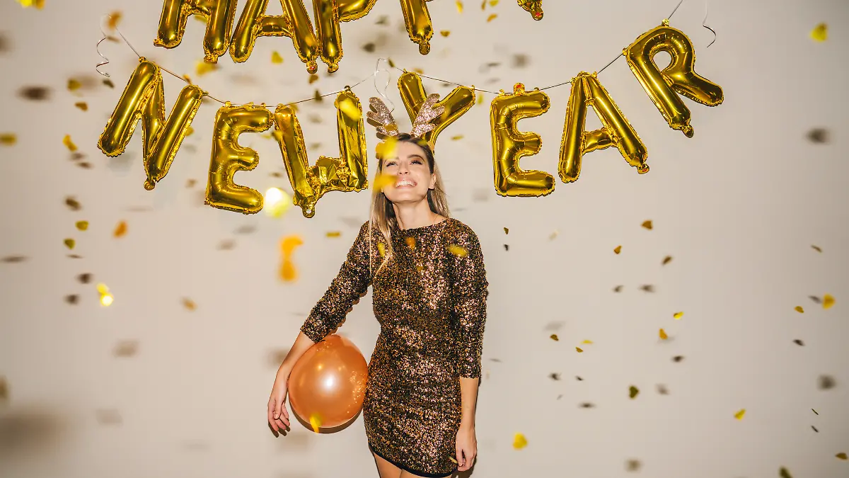Die Outfit-Trends für Silvester 2025? Glitzer, Samt, Satin, Denim und Loungewear – so wird die Nacht stylish und gemütlich zugleich.