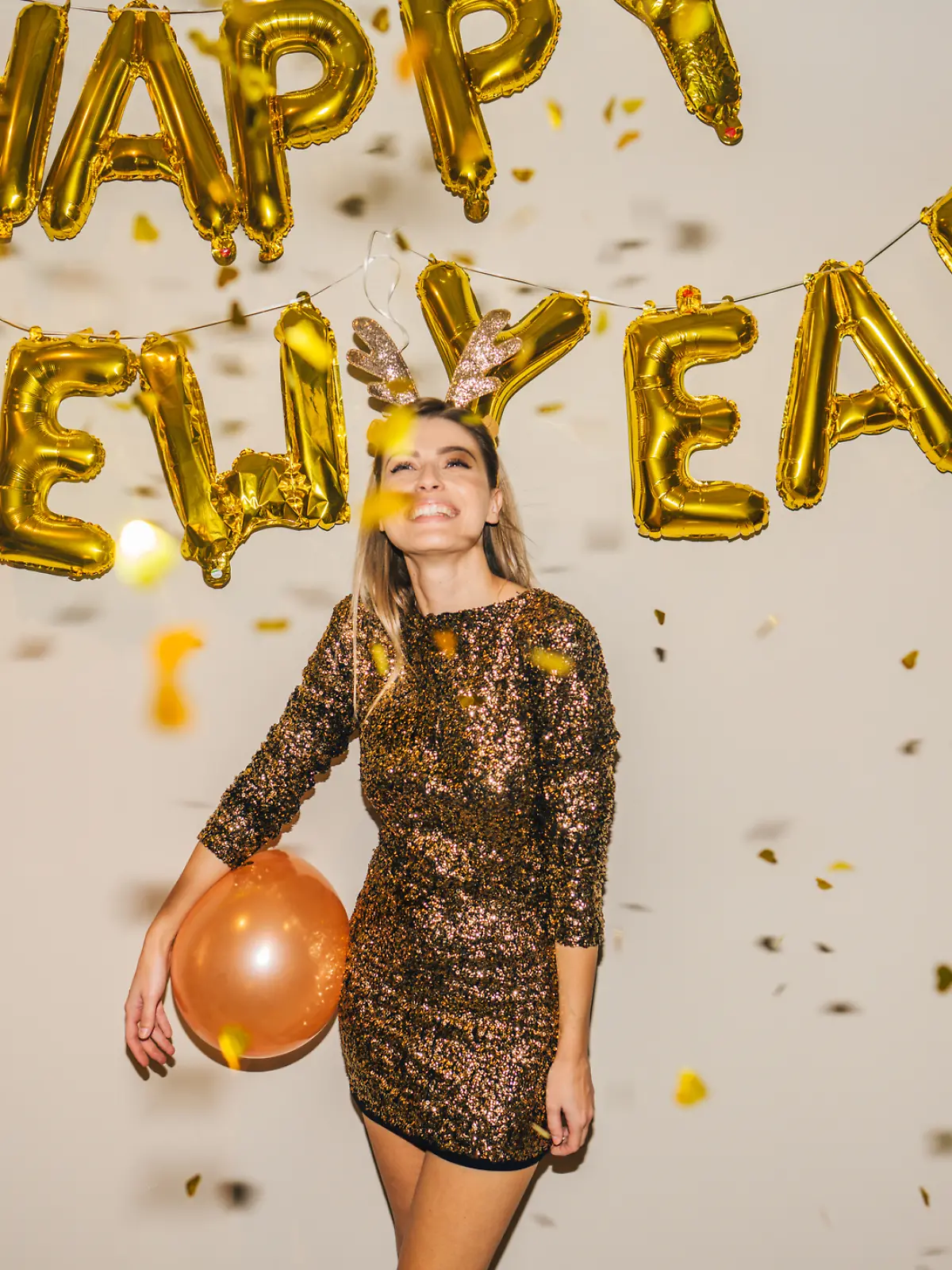 Die Outfit-Trends für Silvester 2025? Glitzer, Samt, Satin, Denim und Loungewear – so wird die Nacht stylish und gemütlich zugleich.