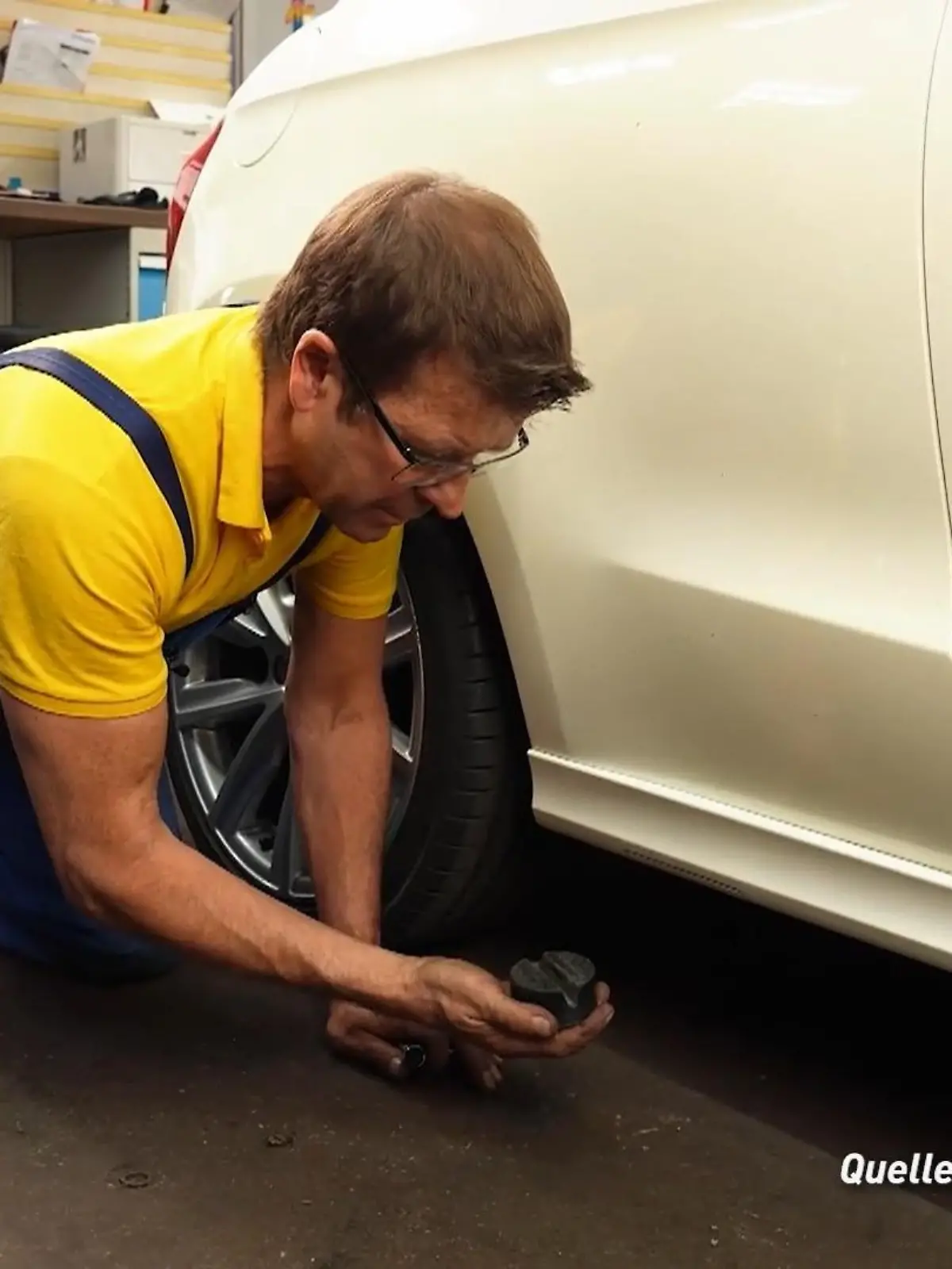 Bild zu: "Ein Gummiklotz einer Hebebühne steckt noch fest"