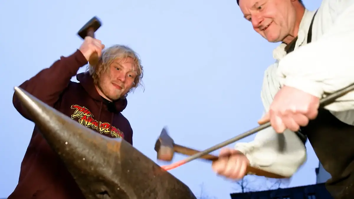 MMA-Star-Fr-d-ric-Der-Neandertaler-Vosgr-ne-mit-RTL-auf-dem-Mittelalter-Weihnachtsmarkt