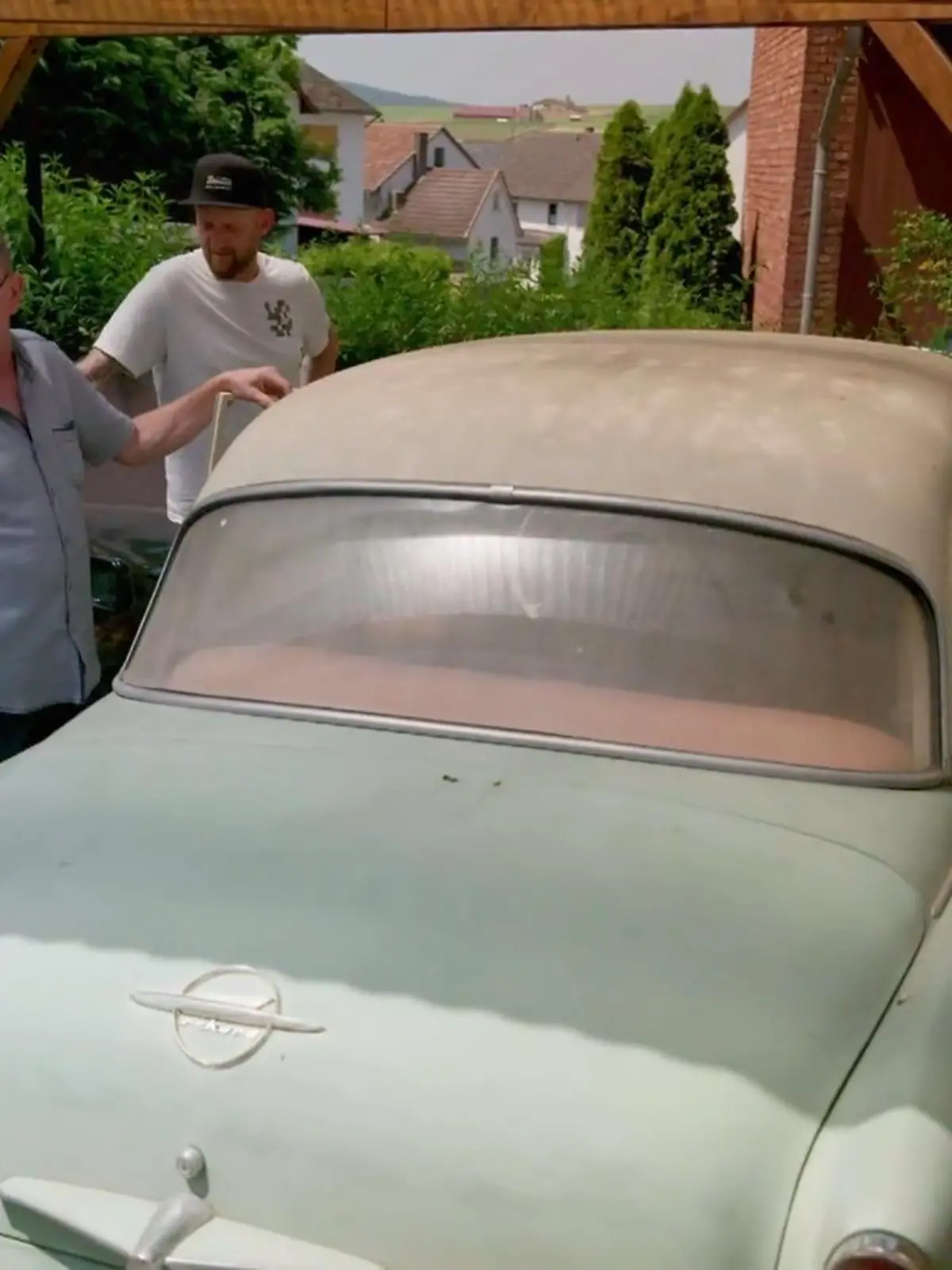 Bild zu: "Kai und Elmar haben einen Opel Rekord entdeckt"