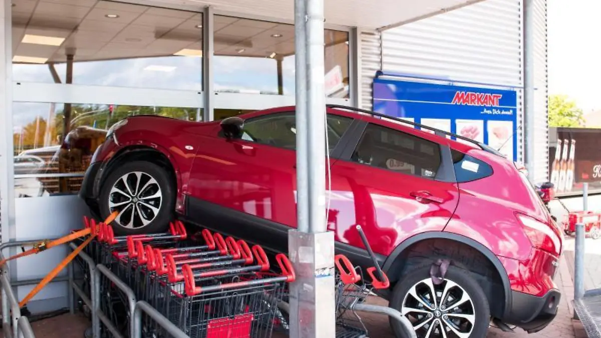 Ältere Frau fährt gegen Supermarkt