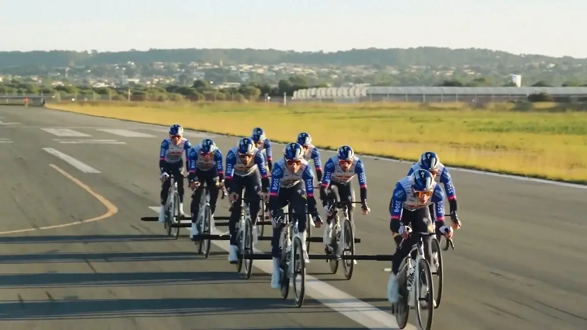Hier bringt ein Radteam ein Flugzeug zum Fliegen Weltrekord auf Mallorca