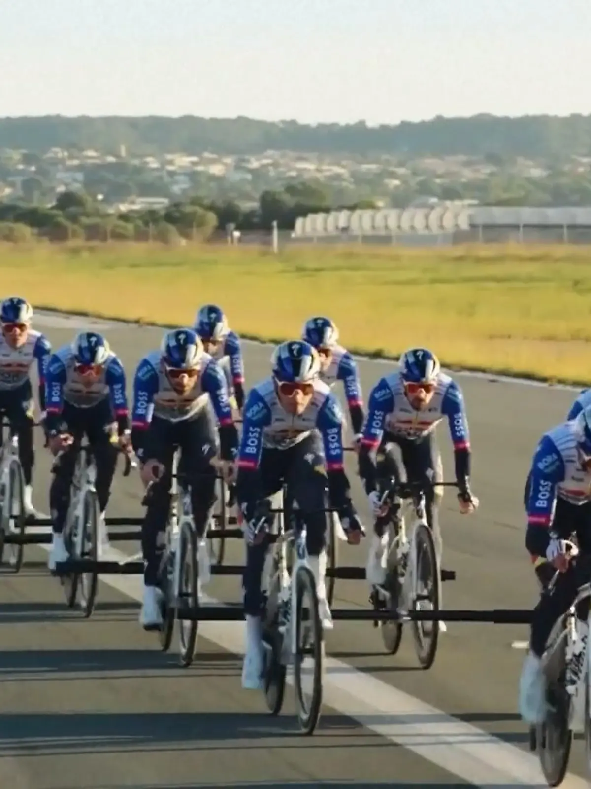 Bild zu: "Hier bringt ein Radteam ein Flugzeug zum Fliegen"