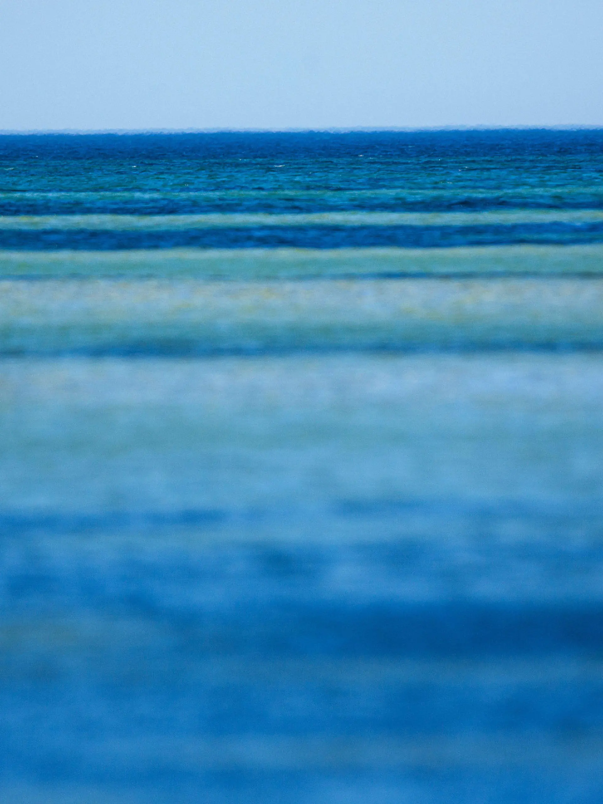 Ein Segelboot kreuzt am 02.07.2015 auf der Ostsee vor dem Strand von Timmendorf (Mecklenburg-Vorpommern) auf der Insel Poel. Nach langem Warten ist der Sommer endlich an der Ostseeküste angekommen. Bei Temperaturen von bis zu 30 Grad füllen sich die Strände und Urlaubsorte an der Küste in Mecklenburg-Vorpommern. Foto: Jens Büttner/dpa +++(c) dpa - Bildfunk+++