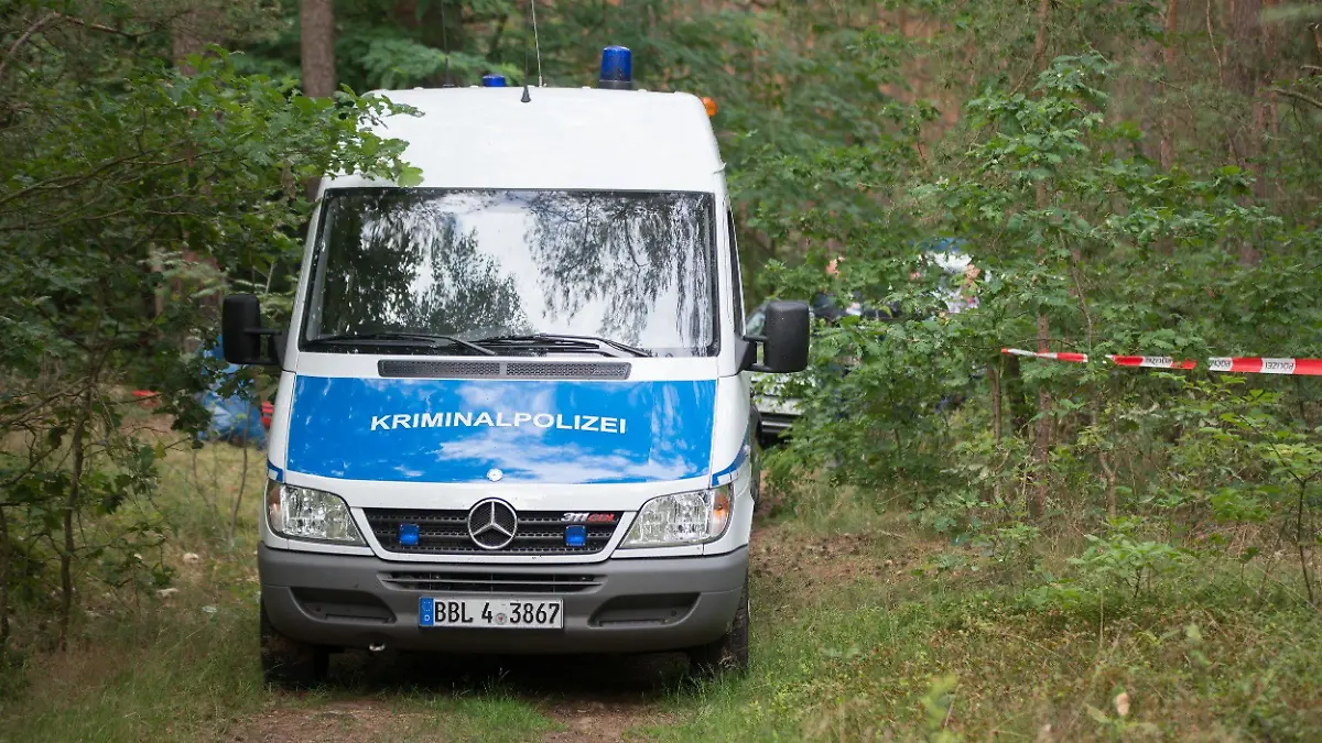ARCHIV - 21.07.2021, Brandenburg, Oranienburg: Ein Wagen der Kriminalpolizei steht in einem Wald bei Oranienburg. Hier fanden Besucher einer dortigen Bunkeranlage vor rund einer Woche die Leiche einer jungen Frau. Jetzt hat die Polizei einen ersten Verdächtigen festgenommen (zu dpa «Nach Tod von 26-Jähriger nimmt Polizei Ex-Freund fest») Foto: Dennis Lloyd Brätsch/TNN/dpa +++ dpa-Bildfunk +++