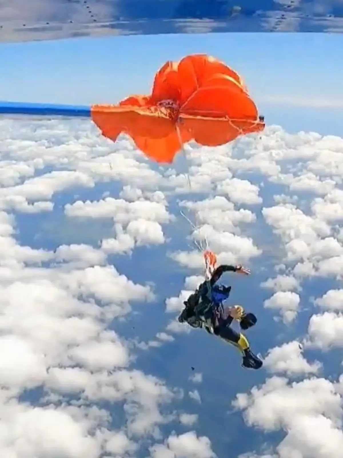 Bild zu: "Albtraum beim Absprung! Fallschirmspringer bleibt an Flugzeug hängen"