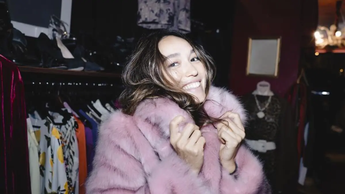 Frau trägt eine Fellimitat-Jacke.
