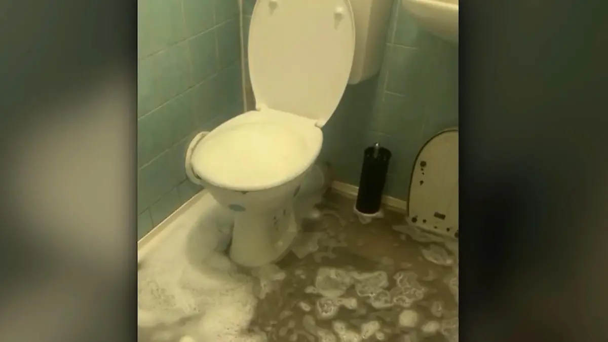 Völlig verwüstet! Abwasser ruiniert die gesamte Wohnung von Familie Celik Der ganze Boden voller Kacke