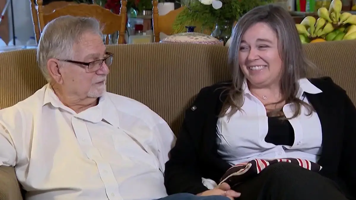 USA-Von-der-eigenen-Mutter-entf-hrt-Vater-kann-vermisste-Tochter-nach-43-Jahren-wieder-in-die-Arme-schlie-en