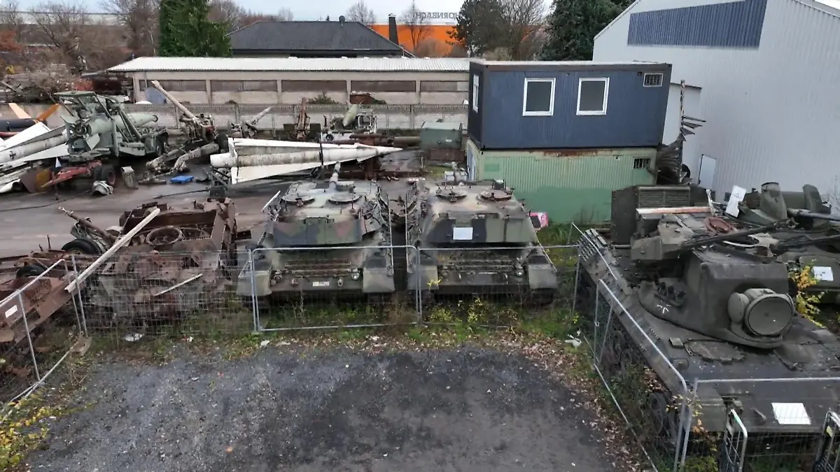 Professor sammelt Panzer und Militärfahrzeuge Kriegsgeschichte aus Stahl