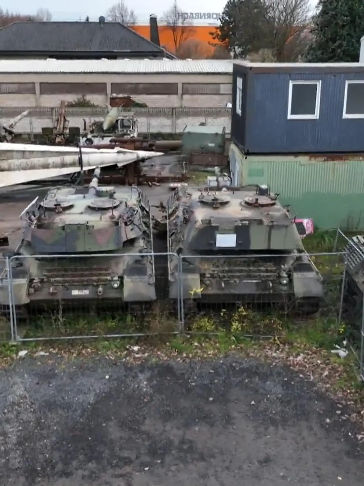 Bild zu: "Professor sammelt Panzer und Militärfahrzeuge"