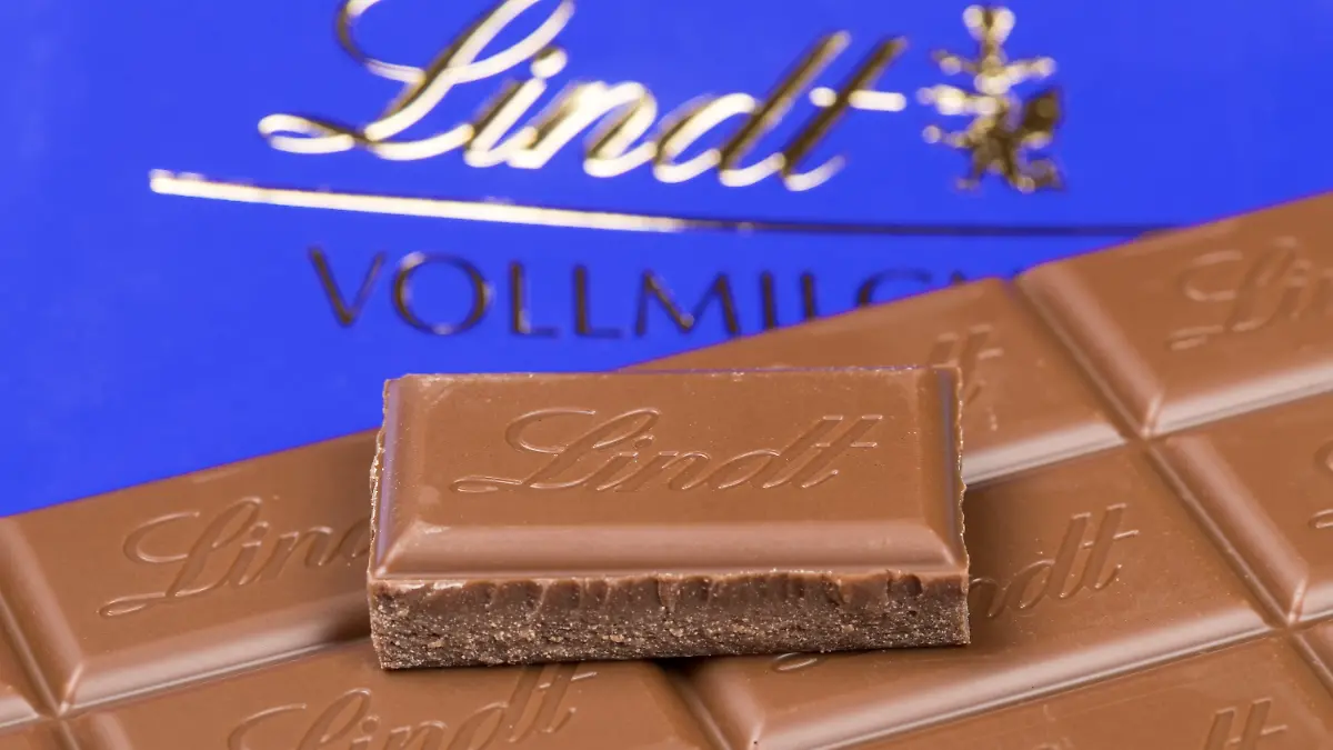 Lindt Schokolade Schweizer Schokoladentafel Schokoladen mit Logo in Stuttgart, Deutschland.