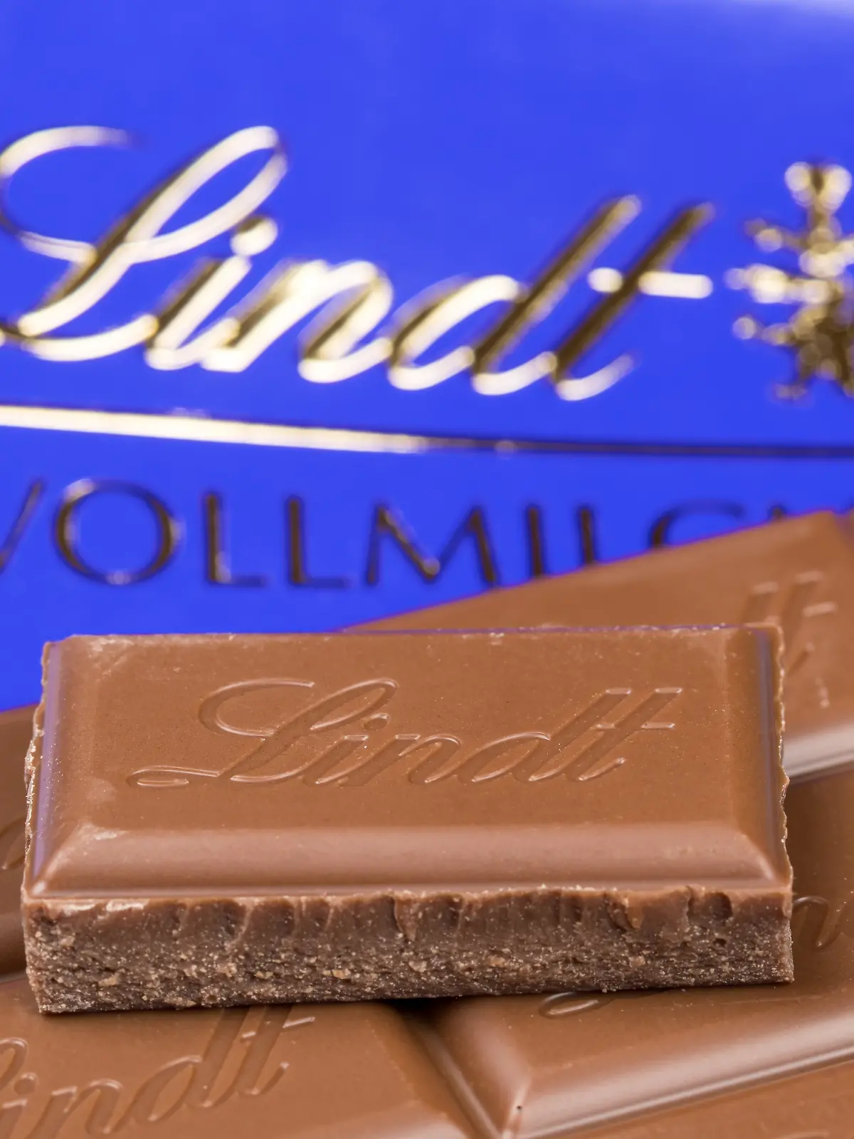 Lindt Schokolade Schweizer Schokoladentafel Schokoladen mit Logo in Stuttgart, Deutschland.
