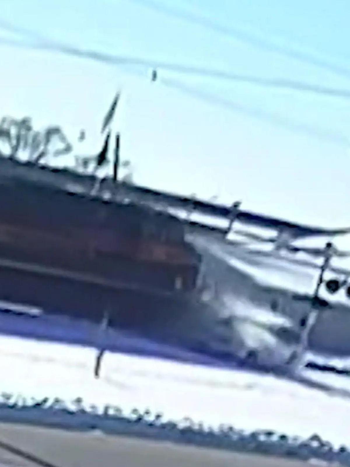 Bild zu: "Autofahrer von Zug erfasst – aber die Polizei weist IHN in die Schranken!"