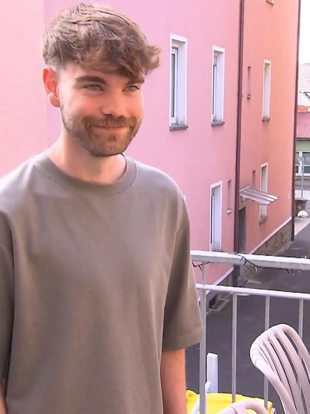 Bild zu: "Nick ist vor seinem ersten Tag mächtig aufgeregt"