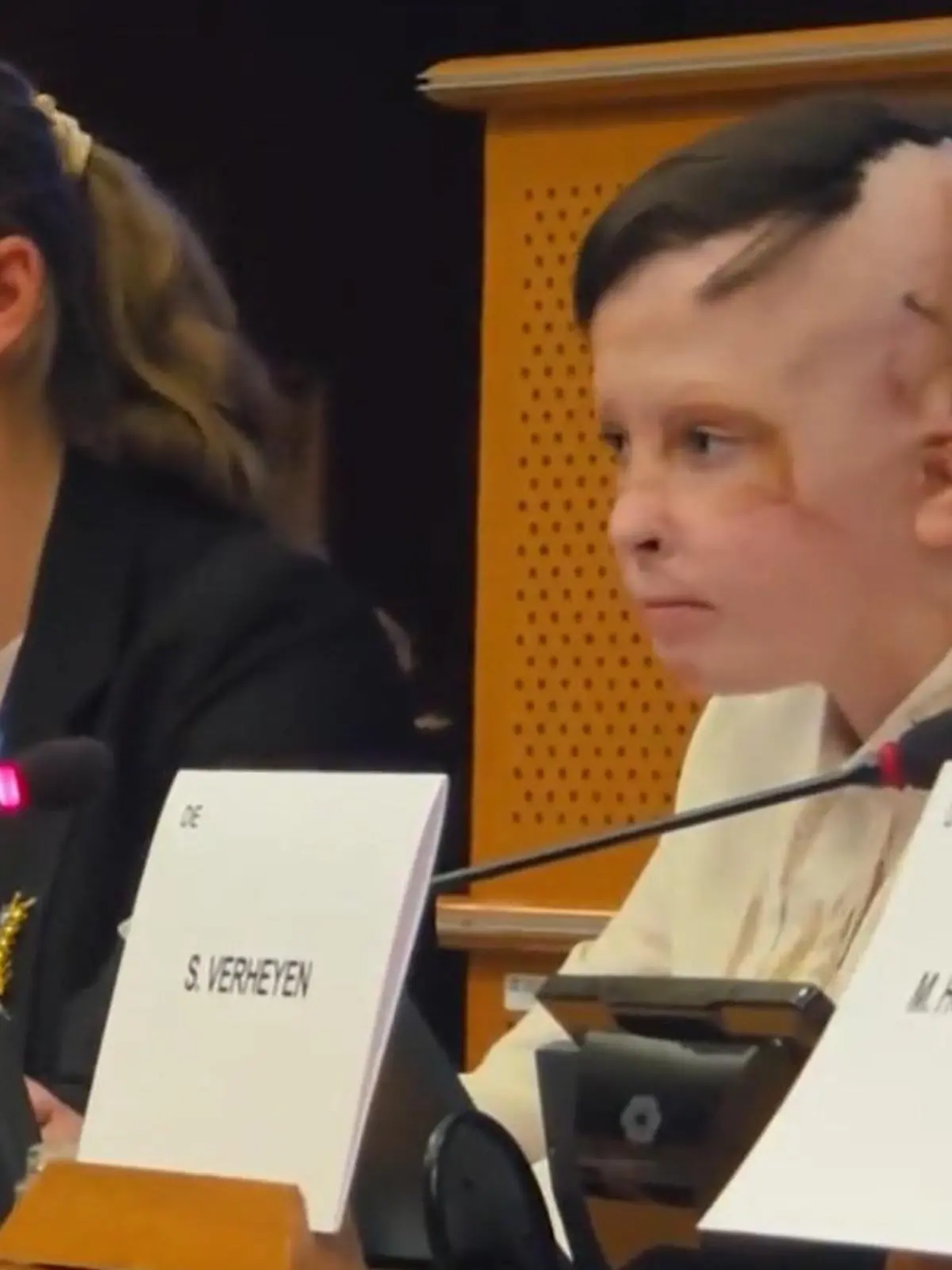 Bild zu: "Romans (11) Schicksal rührt zu Tränen! Dolmetscherin bricht bei seinen Worten zusammen"