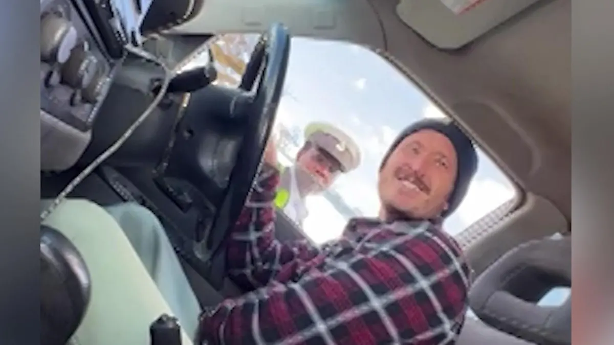 Tansania-Korrupte-Polizei-h-lt-Touristen-an-sie-fordert-DAS-von-ihm