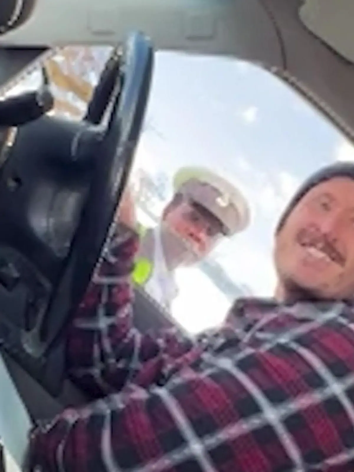 Bild zu: "Korrupte Polizei hält Touristen an – sie fordert DAS von ihm"