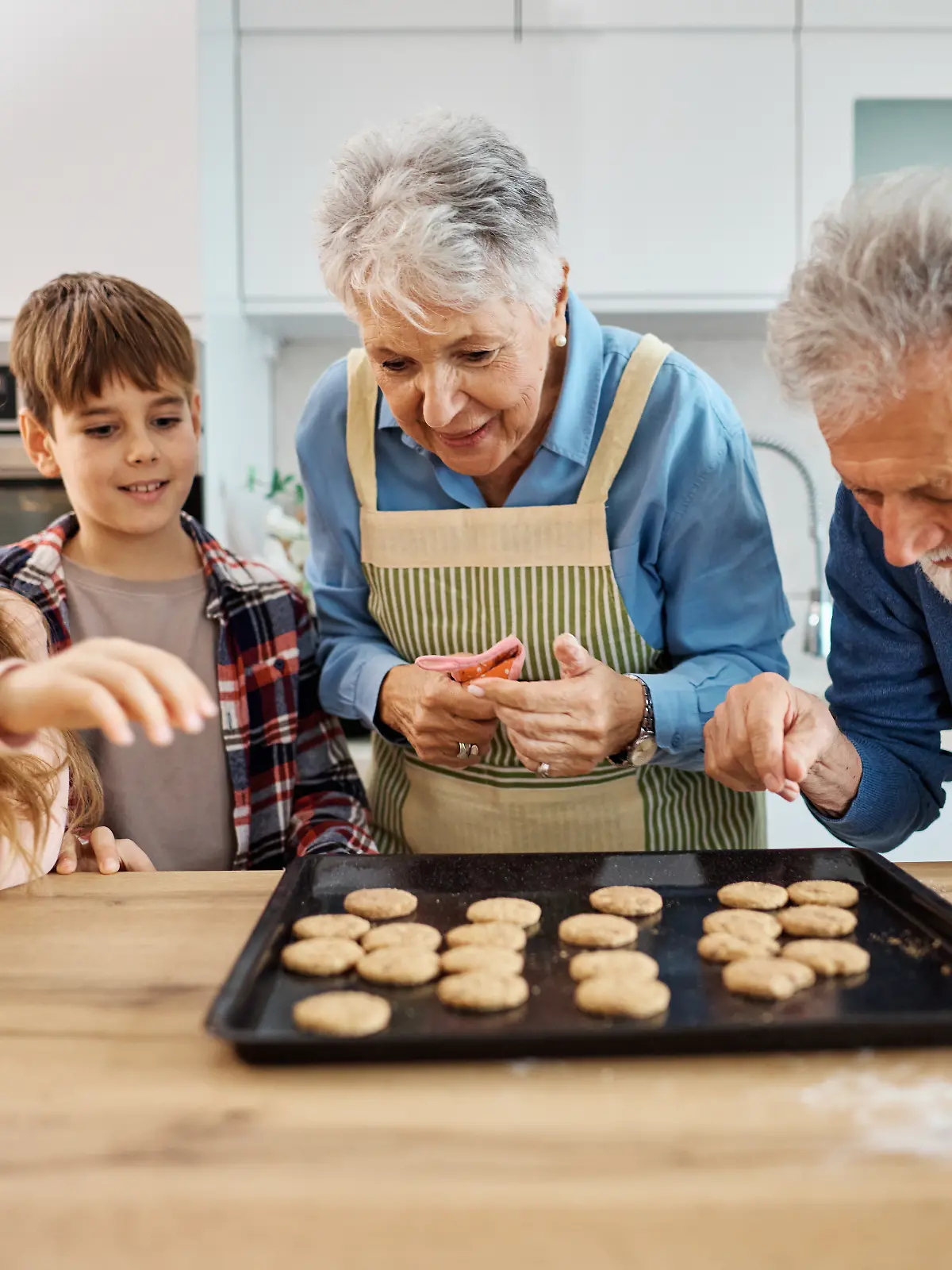 Großeltern und Enkelkindern, die gemeinsam Spaß in der Küche haben