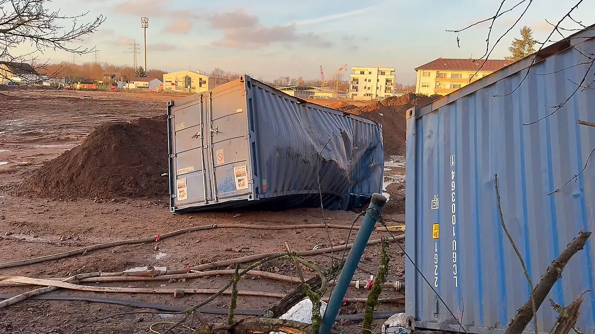 Von der Wucht der Explosion wurden die stählernen Container verbeult.