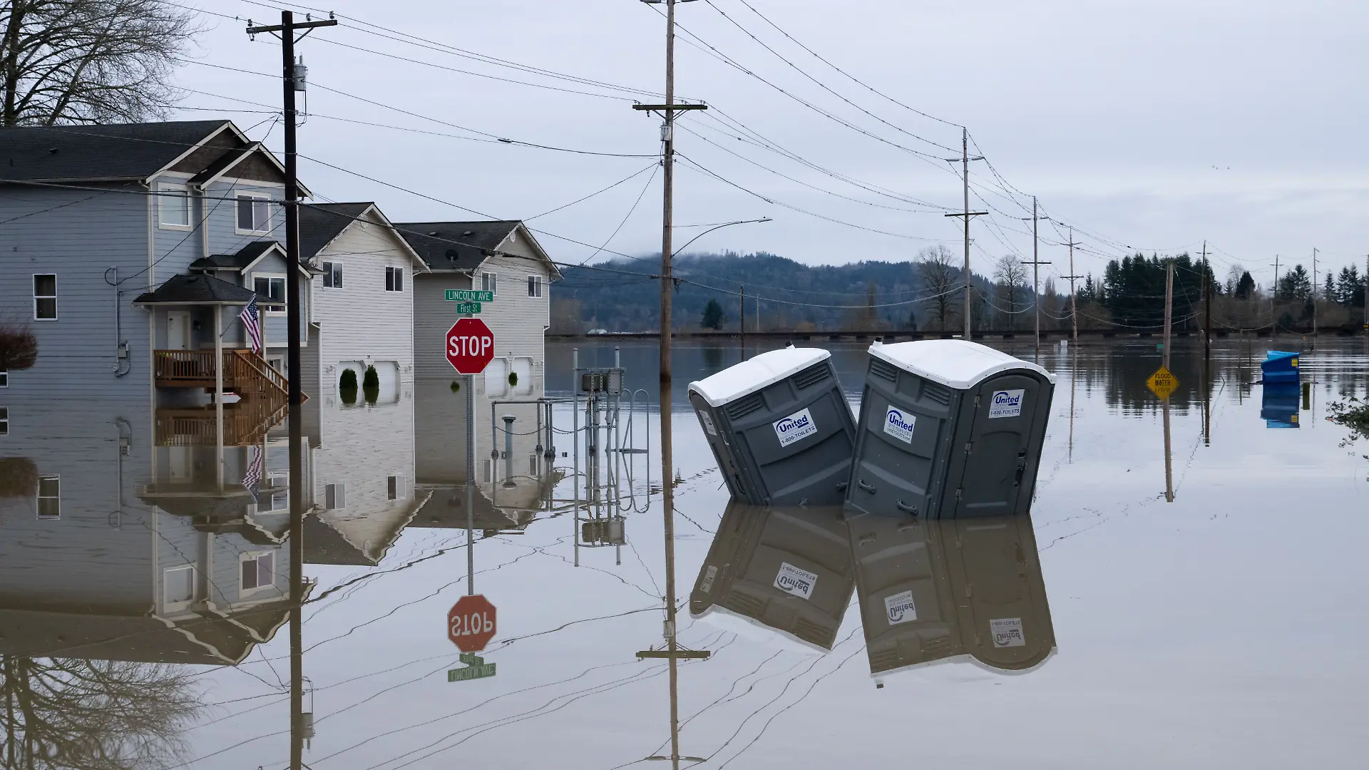 Überschwemmte Häuser und tragbare Toiletten im Hochwasser in Snohomish