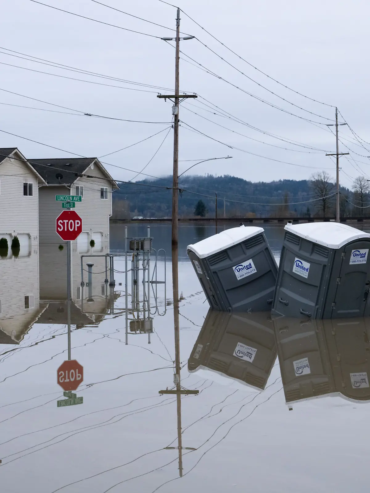 Überschwemmte Häuser und tragbare Toiletten im Hochwasser in Snohomish