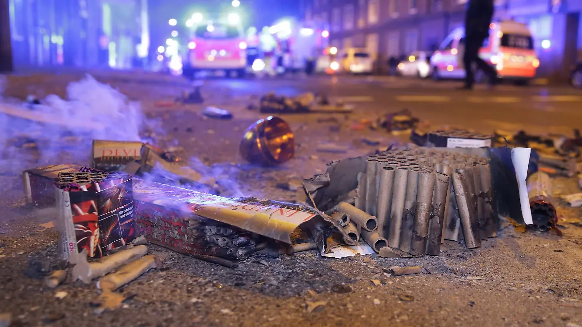 Bild zu: "Mit Böllern experimentiert! 15-Jähriger verletzt sich schwer"