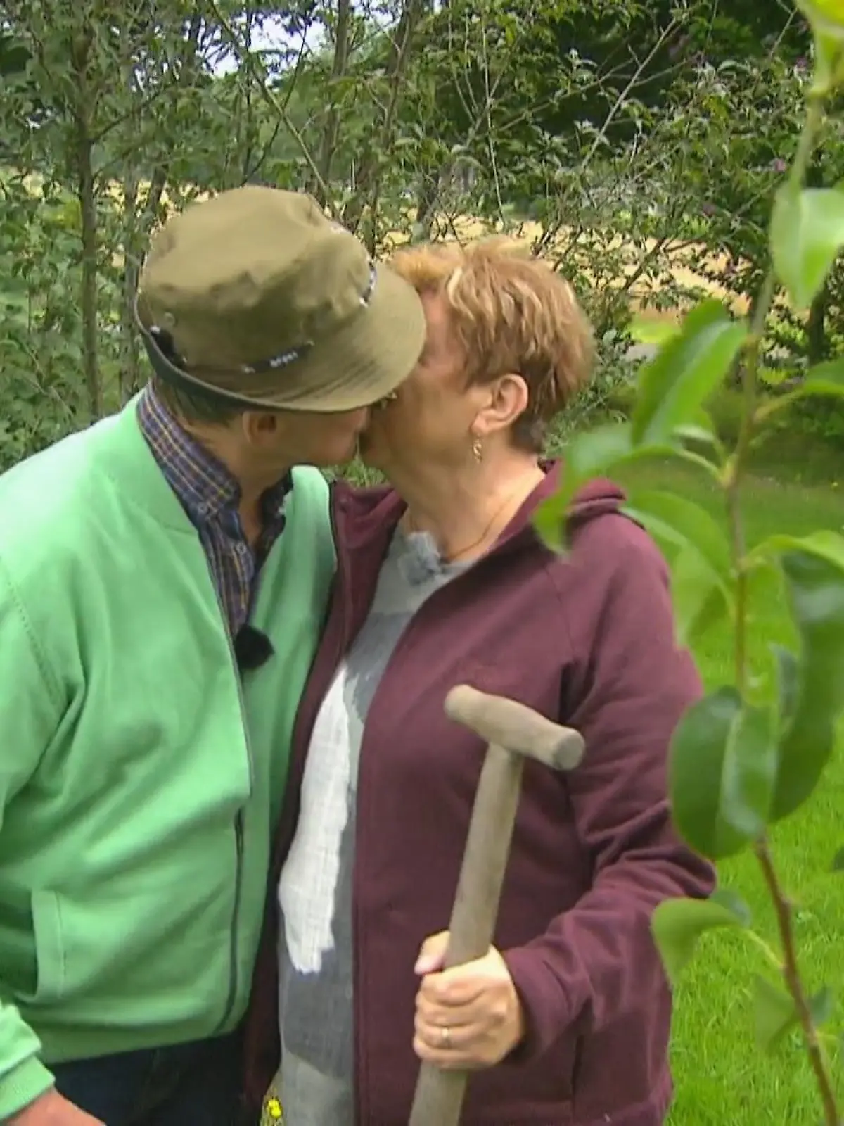 Bild zu: "Walter und Katharina pflanzen einen Baum"