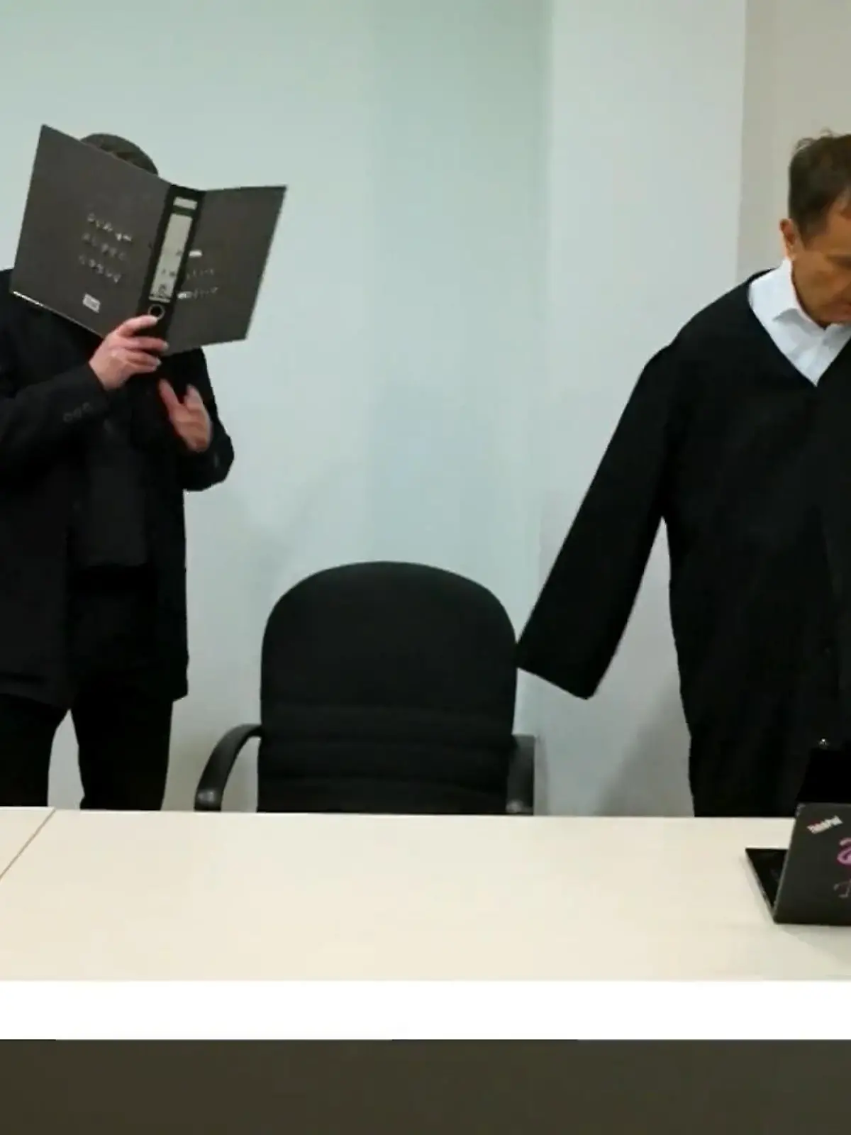 Bild zu: "„Krallen-Mann“ terrorisiert Autofahrer"