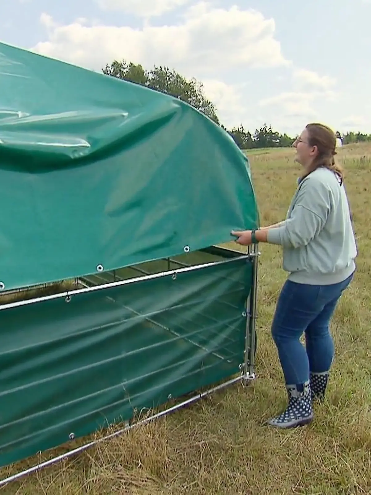 Bild zu: "Julia packt tatkräftig mit an"