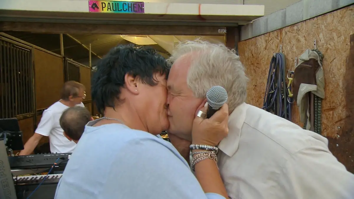 Party-Höhepunkt bei Simone & Frank Der erste Kuss