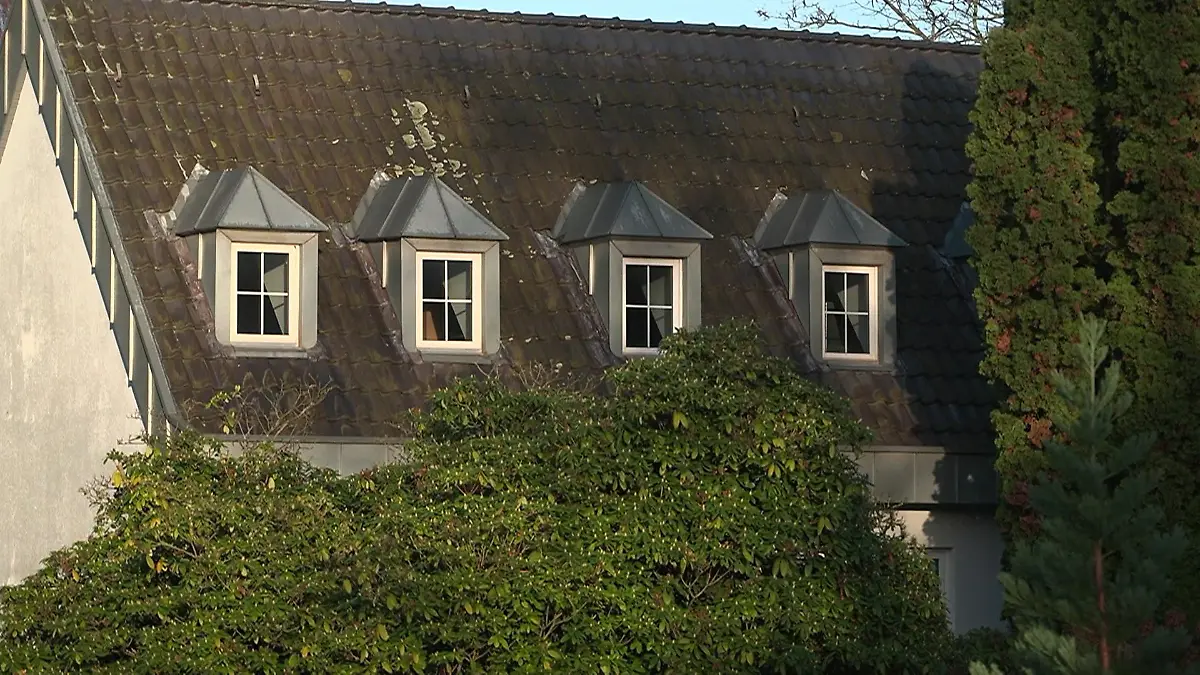 Einbrecher rauben Luxusvilla aus – während Familie zu Hause ist Albtraum vor Weihnachten!