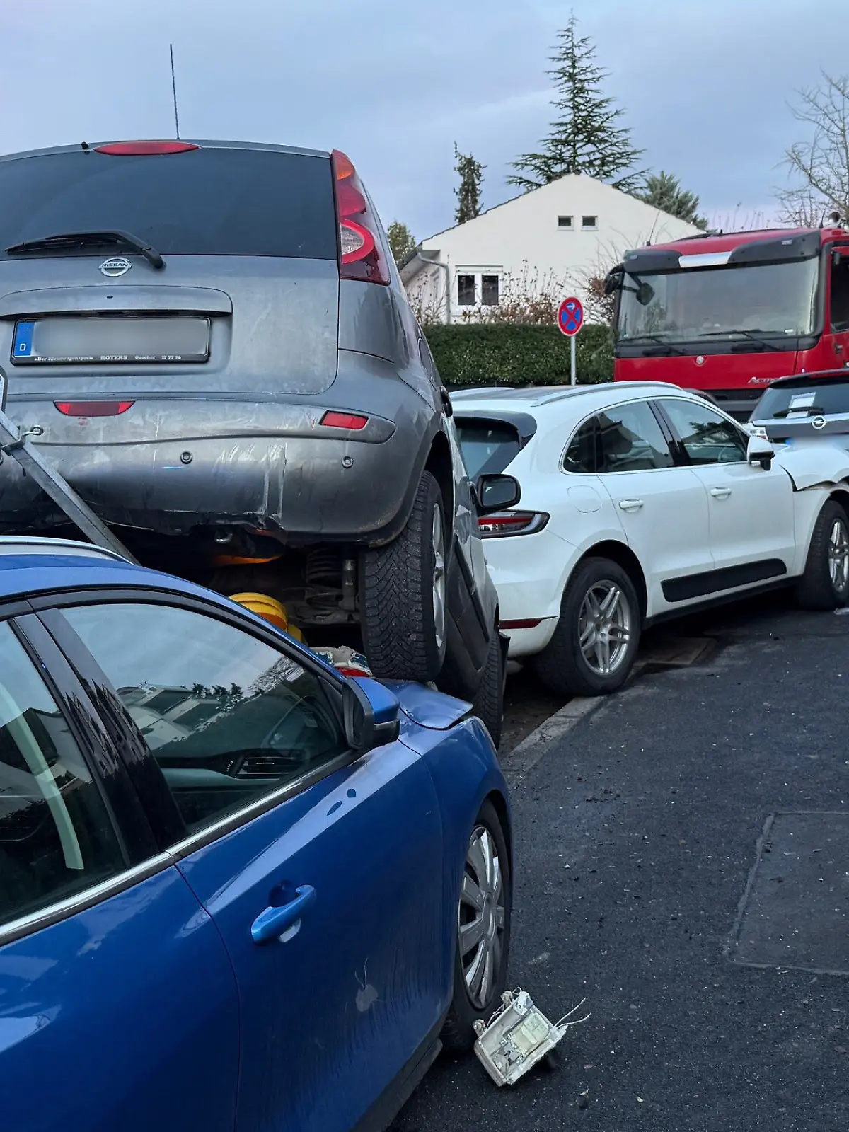 Nach einem Unfall mit einem LKW (hinten) steht ein Auto auf einem anderen. Der Lkw hatte „sich selbstständig gemacht”, seinen Fahrer dabei überrollt und so schwer verletzt, dass er seinen Verletzungen erlag.