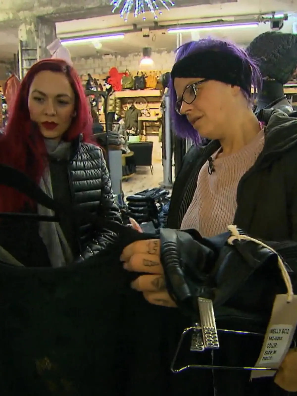 Bild zu: "Leah lädt den Arm ihrer Freundin immer voller"