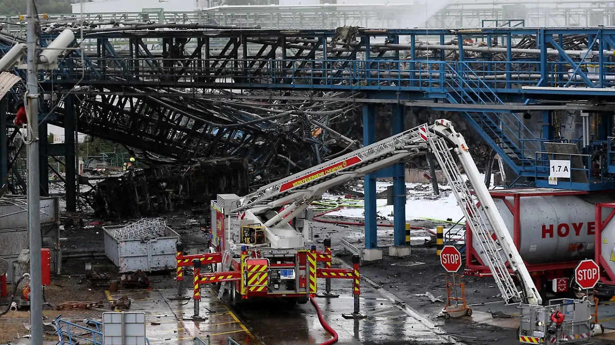 HANDOUT - 28.07.2021, Nordrhein-Westfalen, Leverkusen: Einsatzkräfte der Feuerwehr sind mit Löscharbeiten im Chempark beschäftigt. Nach der Explosion in einer Müllverbrennungsanlage am Vortag geht die Suche nach den Vermissten weiter. Foto: Chempark/Currenta GmbH - ACHTUNG: Nur zur redaktionellen Verwendung im Zusammenhang mit der aktuellen Berichterstattung und nur mit vollständiger Nennung des vorstehenden Credits +++ dpa-Bildfunk +++