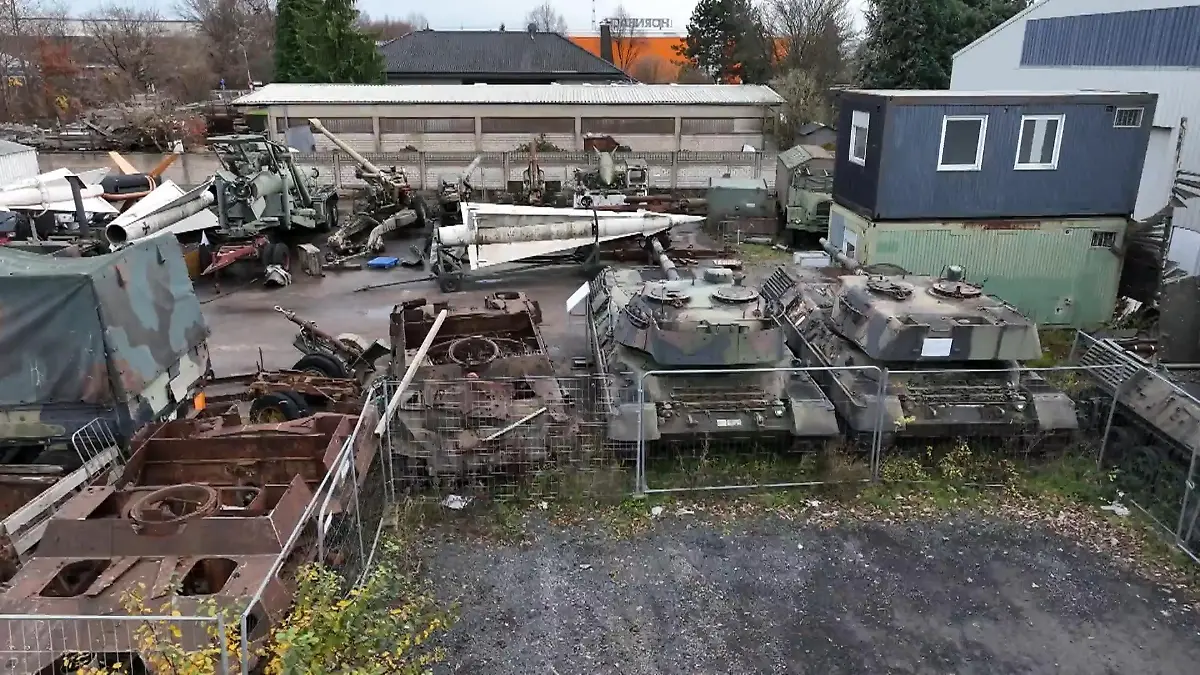 Professor sammelt Panzer und Militärfahrzeuge Kriegsgeschichte aus Stahl