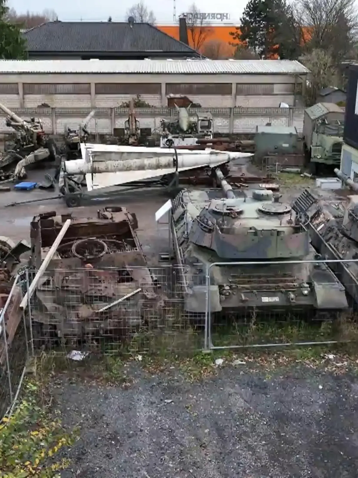 Bild zu: "Professor sammelt Panzer und Militärfahrzeuge"