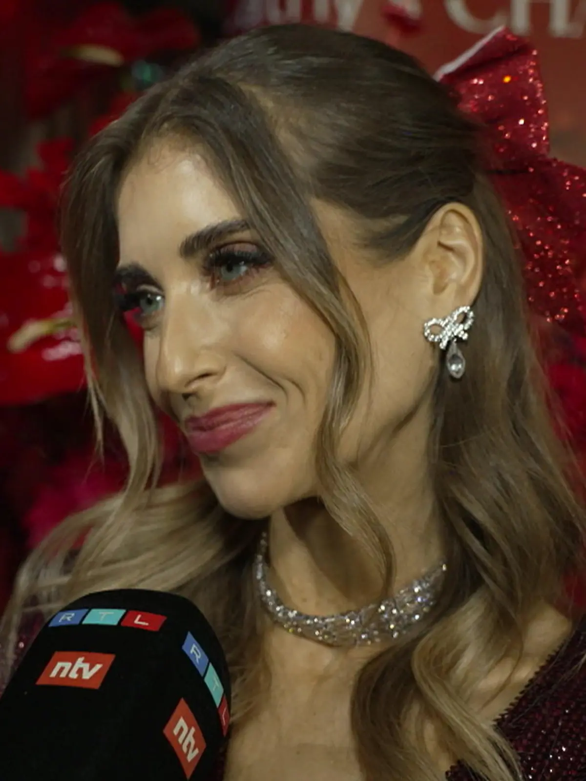 Statt Patchwork unterm Weihnachtsbaum geht es für Moderatorin Cathy Hummels und ihren Sohn Ludwig an einen ungewöhnlichen Ort.