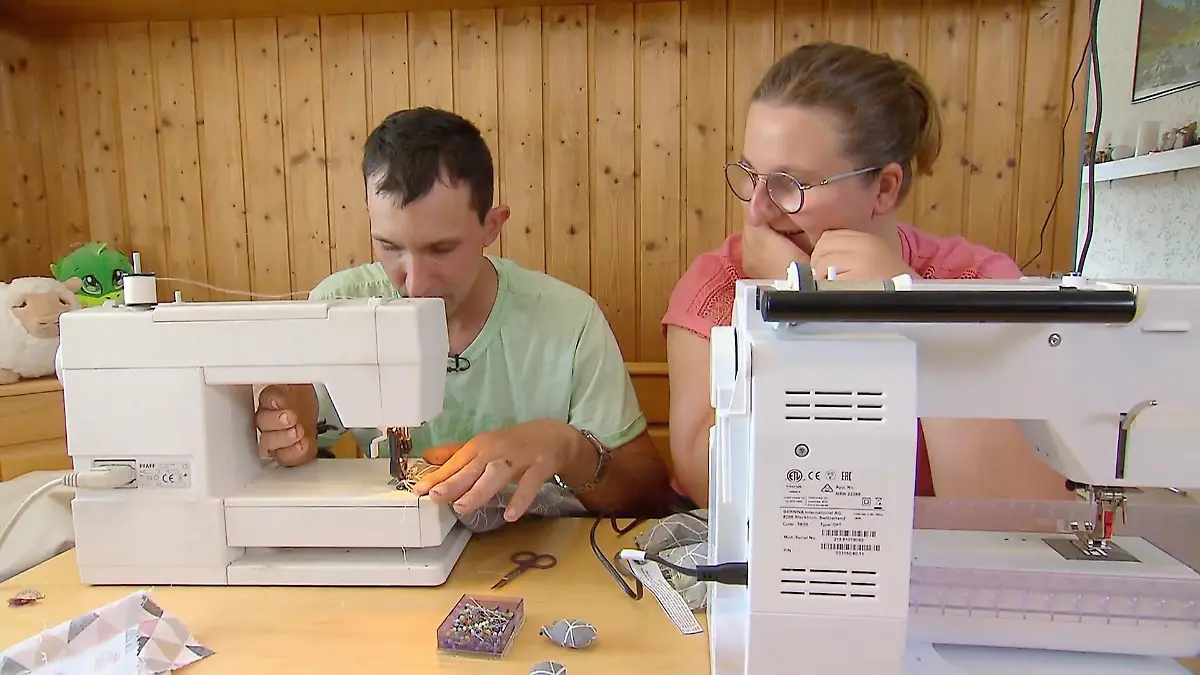Julia zeigt Michael ihre Näh-Künste Er darf auch mal ran