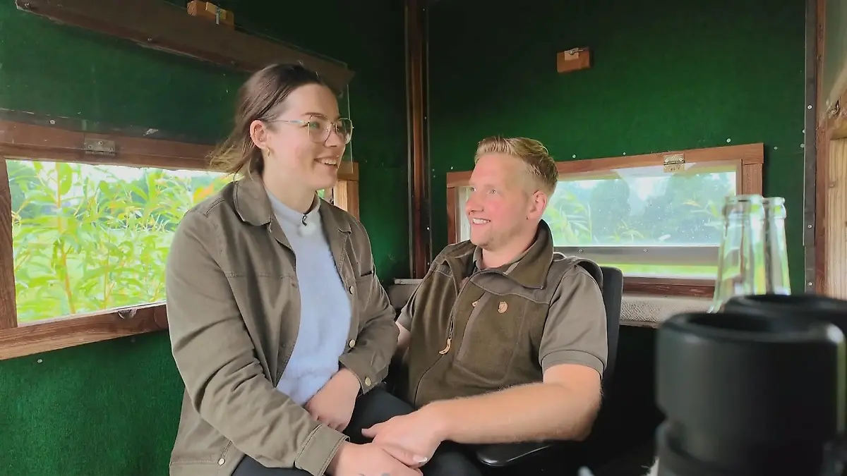 Daniel & Jenny genießen Zweisamkeit im Wald Mit Aussicht