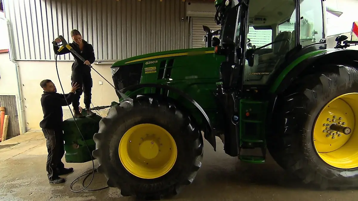 Bastian hält seine Kerrin liebevoll fest Beim Putzen