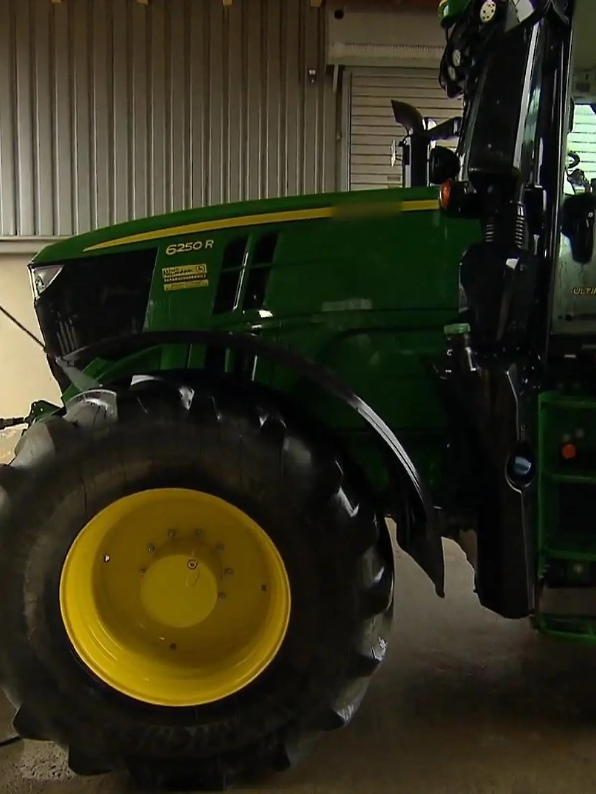 Bild zu: "Bastian hält seine Kerrin liebevoll fest"